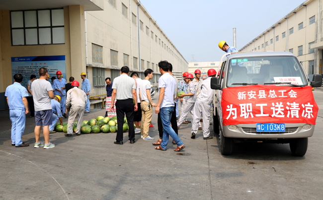 縣總工會到萬基控股集團送清涼